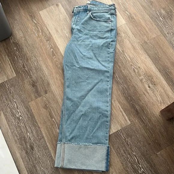 Abercrombie High Rise 90s Relaxed Jean with Raw Hem Cuff - Picture 2 of 4